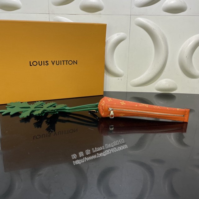 lv路易威登專櫃2022新款袖珍胡蘿蔔手袋 lv頂級原單Carrot手拿包 M80851 ydh4657
